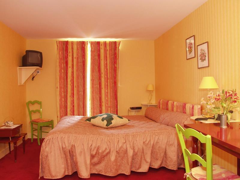 Logis Hotel O En Couleur Oucques-la-Nouvelle Екстер'єр фото