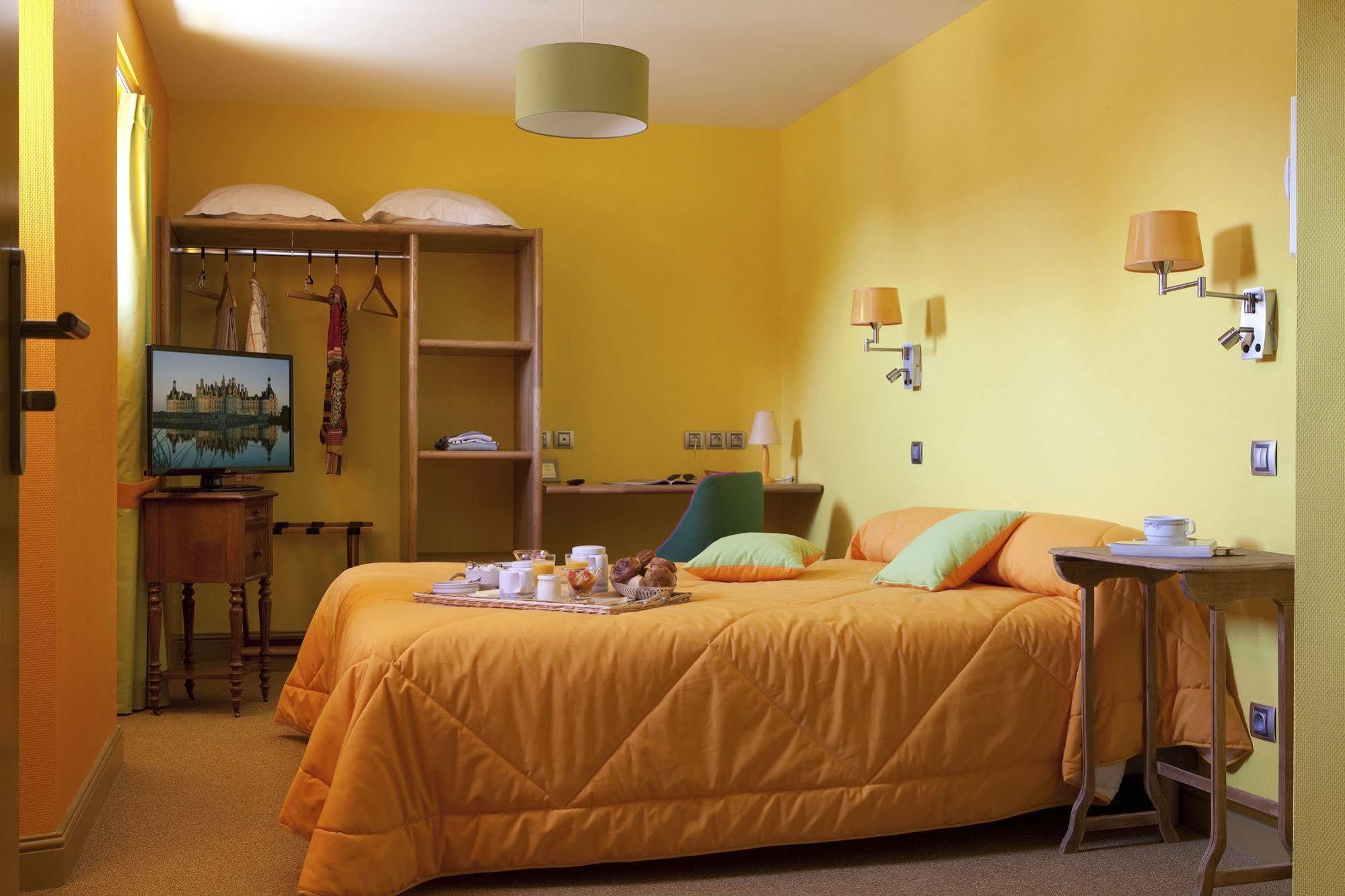 Logis Hotel O En Couleur Oucques-la-Nouvelle Екстер'єр фото